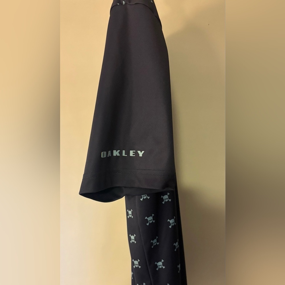 Oakley Navy Shirt with Light Blue Skull Design - Picture 3 of 4